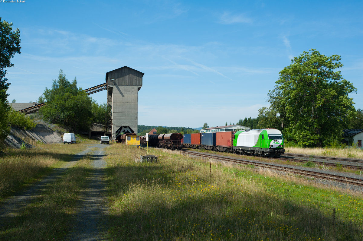ER20-02 der SETG mit dem Containerzug nach Wiesau bei Pechbrunn, 08.08.2017