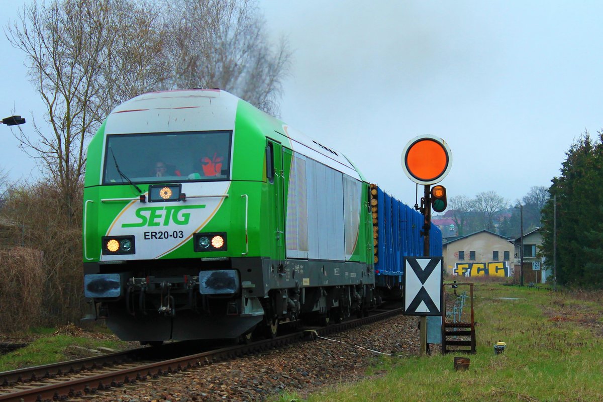 ER20-03 (223 103-3) der Salzburger Eisenbahn Transport Logistik GmbH (SETG) am 19.4.2021 mit einem Holzzug auf dem Weg nach Blankenstein. Hier ist der Zug bei der Ausfahrt aus Pößneck oberer Bahnhof zu sehen.