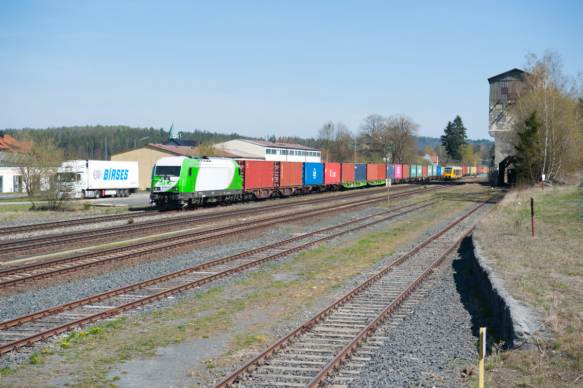ER20-03 mit dem Containerzug von Wiesau nach Hamburg bei Pechbrunn, 20.04.2019
