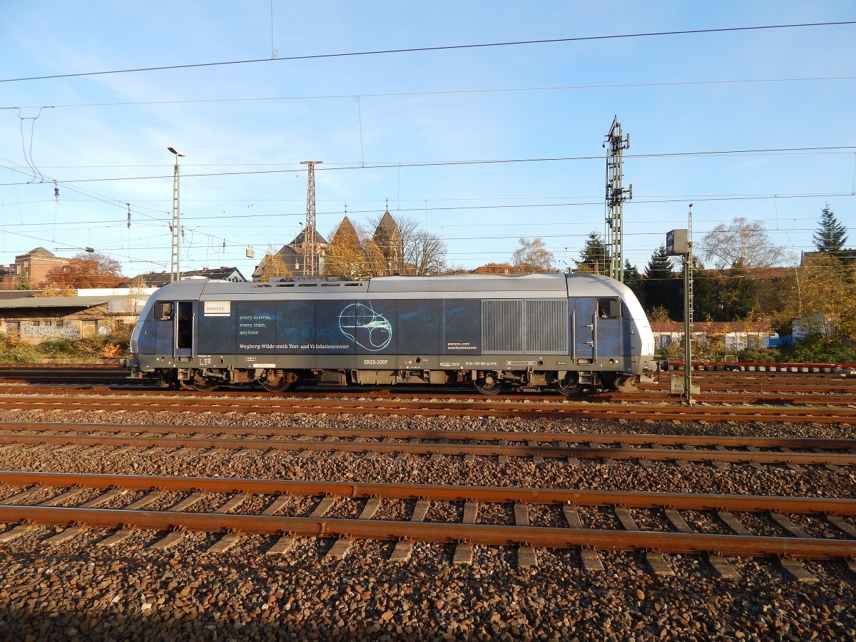ER20-2007 alias PCW7 als Seitenansicht beim Rangieren in Düsseldorf Rath am 8.11.14
Auf der Lok ist auch das gesammte Streckennetz vom Testcenter in Wegberg vertreten.

Düsseldorf 08.11.2014