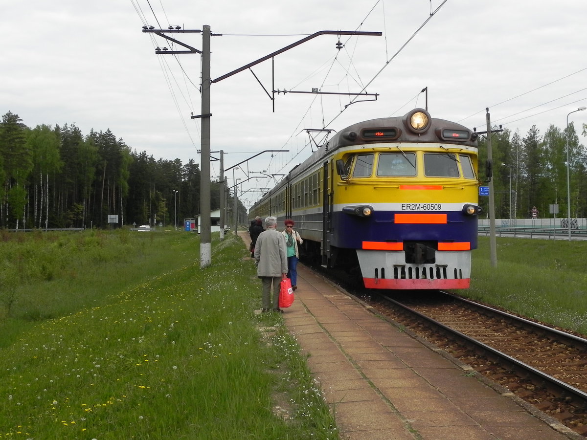 ER2M 60509 am 19.05.2016 um 13:45 Uhr bei der Einfahrt in den Haltepunkt Saulkrastu auf dem Weg von Skulte von nach Riga. 