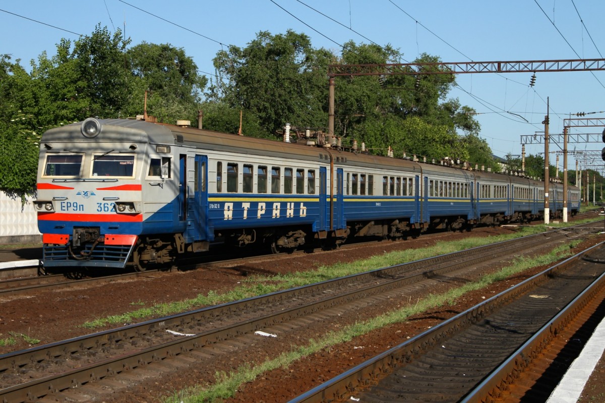 ER9P-362 fährt in den Bahnhof von Zwitkobe, Ukraine ein. Bild vom 13.06.2015