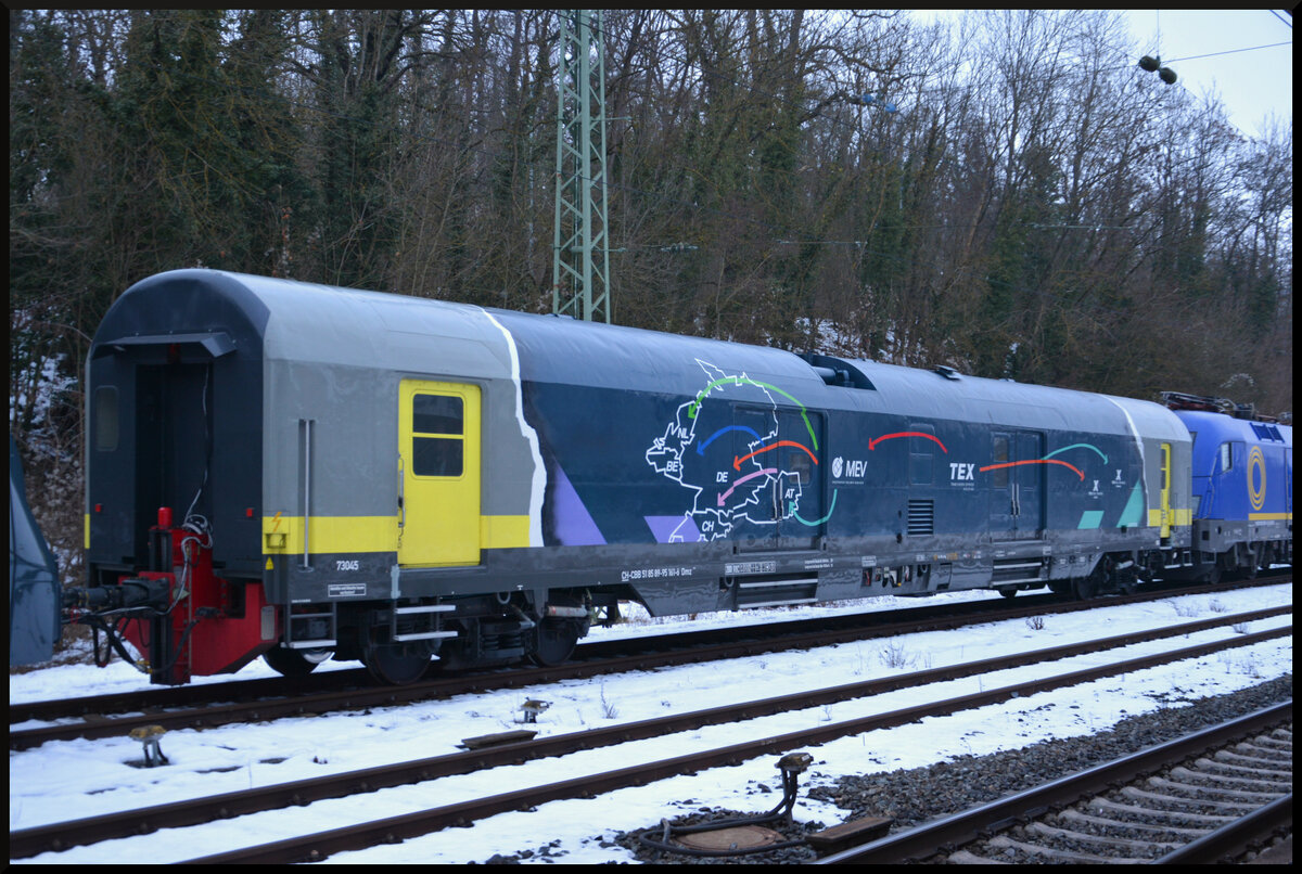 ERC.D GmbH Kuppelwagen CH-CBB 51 85 89-95 161-6 Dmz am 31.01.2026 im Bahnhof Kitzingen. Das Wagenende mit höhenverstellbarer Spezialkupplung. Der Waggon ist für 200 km/h und den Verkehr in Deutschland, Frankreich, Schweden, Polen, Österreich sowie der Schweiz zugelassenen. Außerdem darf das Fahrzeug trajektiert werden.