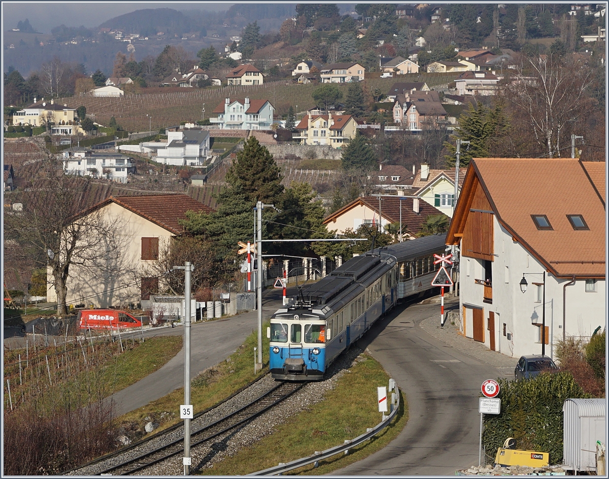 Erfreulich, hin und wieder auf einen der schönen ABDe 8/8 zu stoßen! Hier ist der ABDe 8/8 4003  BERN  mit seinem Regionalzug 2213 von Zweisimmen nach Montreux bei Planchamp unterwegs. 28. Dez. 2016