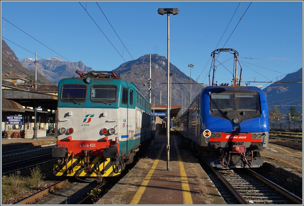Erfreuliche bunte Trenitalia: Die im wunderschöenen neuen Farbkleid gehaltend FS E 464.603 erreicht mit ihrem Regionalzug von Novara kommend ihr Ziel Domodossola. Links im Bild ist die FS 656 431 zu sehen. 
26. Okt. 2016