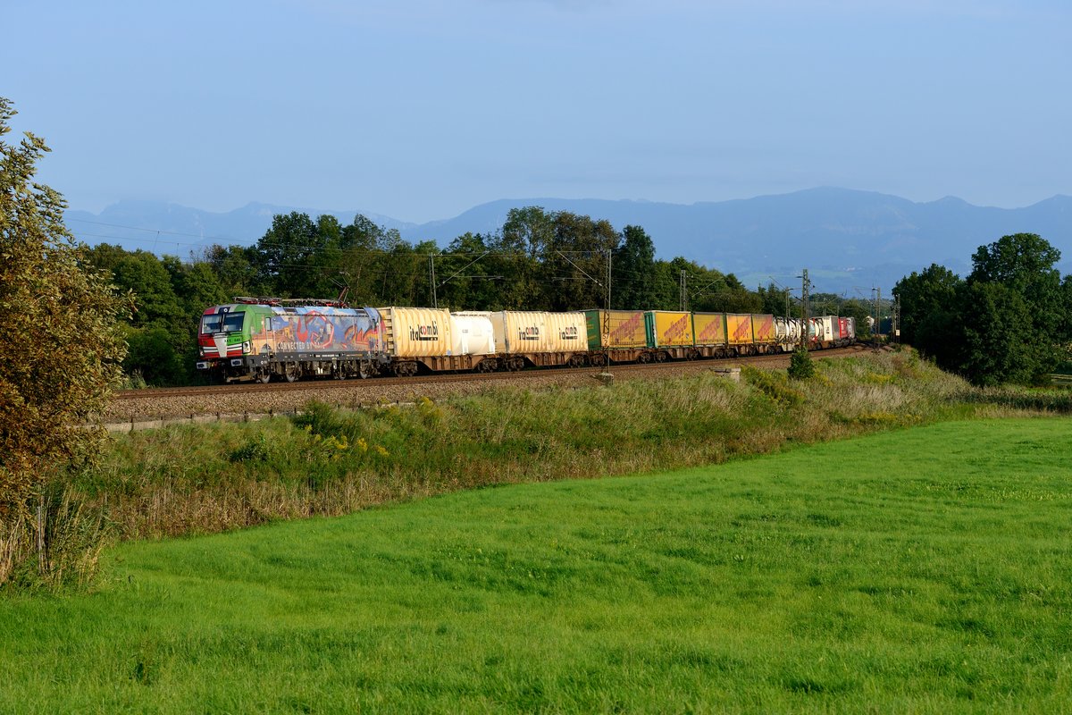 Erfreulicherweise konnte ich die für TXLogistik fahrende 193 640 am 08. September 2017 noch ein zweites Mals ablichten, diesmal mit der  Italien-Seite  voraus. Die von loc&more sehr gefällig gestaltete Lok übernahm den stark verspäteten DGS 43100 von Verona Q.E. nach Wanne-Eickel in Kufstein und konnte an der wohlbekannten Fotostelle bei Rann aufgenommen werden.