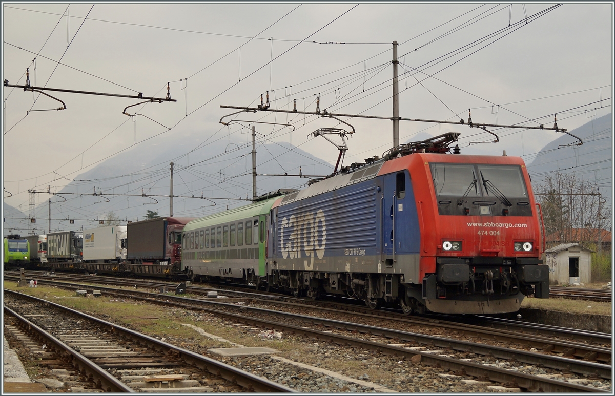 Erfreut war ich, als ich feststellte, dass nicht alle E 474 von der Rola (Freiburg) - Domodossola - Novara durch SBB Re 484 ersetzt wurden; und erstaunt war ich als die die Lok näher betrachtete: 91 83 2474 004-5 I SBBCI!
Die schweizer Re 474 004 ist also zur italienischen E 474 004 mutiert.
Domodossola, den 3. April 2014