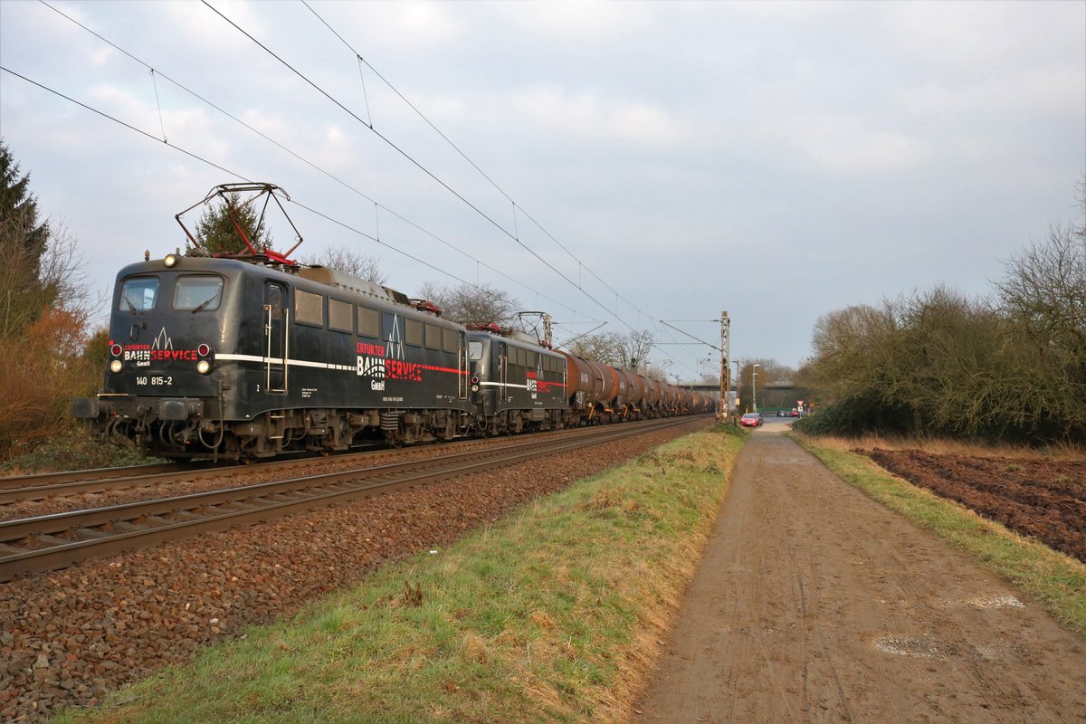 Erfurter Bahnservice 140 815-2 und 140 811-1 mit VTG Kesselwagen in Maintal Ost am 20.02.18