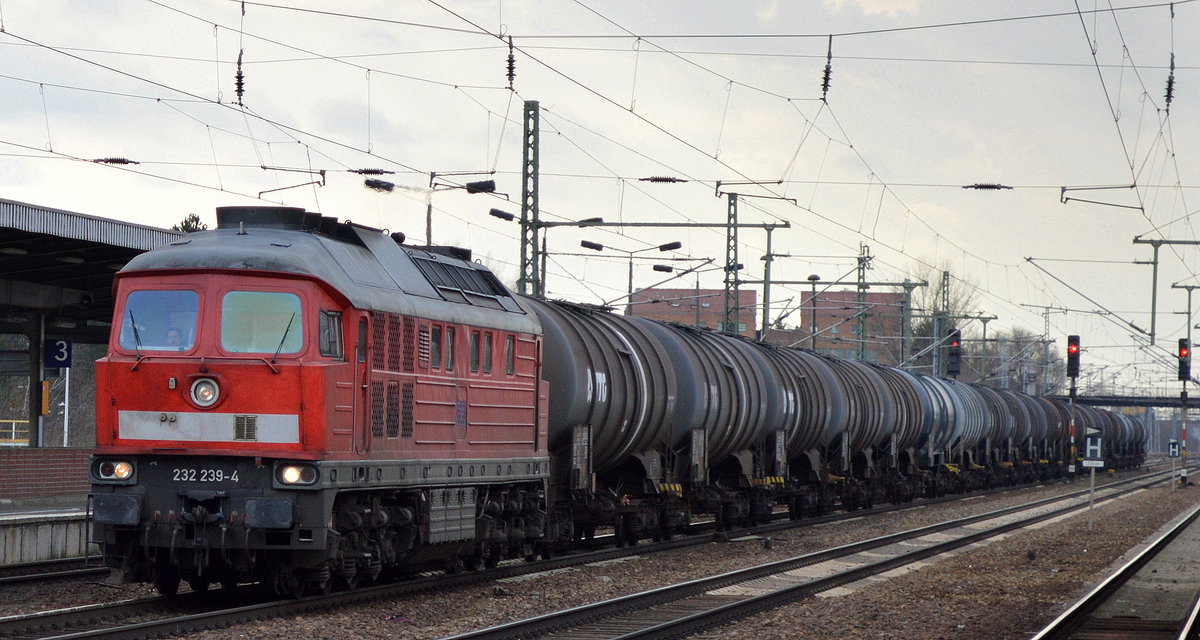 Erfurter Bahnservice GmbH mit ihrer 232 239-4 und Kesselwagenzug (leer) Richtung Stendell am 09.03.18 Bf. Flughafen Berlin-Schönefeld. 