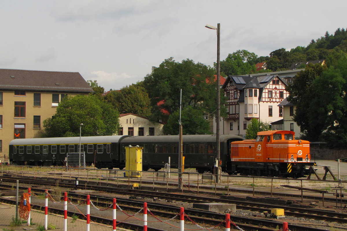 Erfurter Gleisbau 345 413 mit dem DPE 24437 aus Sonneberg (Thür) Hbf, am 03.09.2016 in Meiningen.