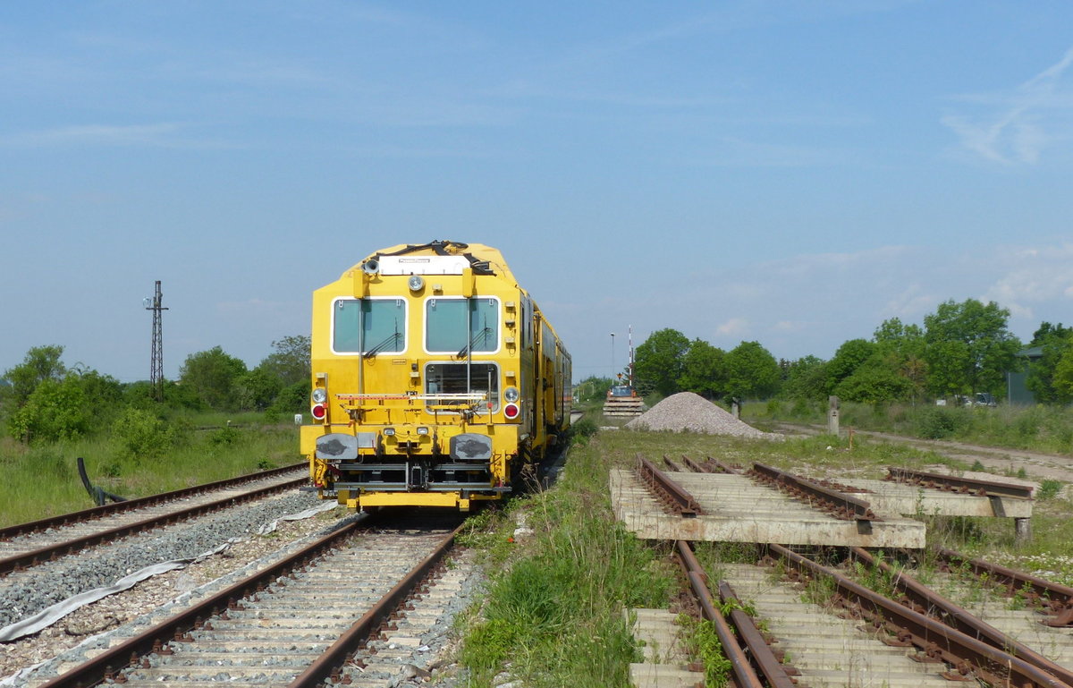 Erfurter Gleisbau 97 43 55 510 17-9 Universal Stopfmaschine 09-32 Unimat 4S, am 21.05.2017 beim pausieren auf einem Stumpfgleis in Kölleda.