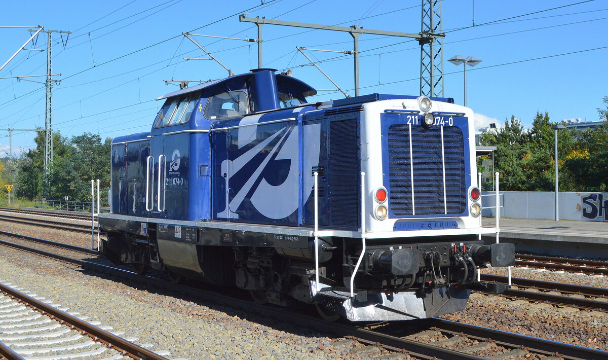 Erfurter Gleisbau GmbH mit ihrer modern gestalteten  211 074-0  (NVR:  92 80 1211 074-0 D-EGB ) am 13.10.21 Durchfahrt Bf. Golm (Potsdam).