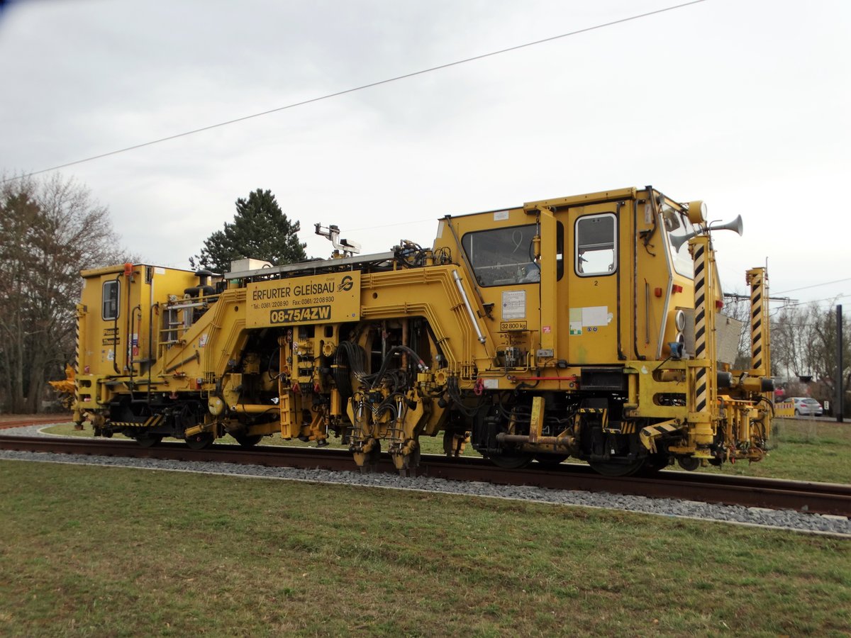 Erfurter Gleisbau Stopfmaschiene am 04.03.17 in der Nähe der Mainzer Hochschule von einen Feldweg aus fotografiert. Abgestellt in einer der beiden neuen Wendeschleifen der Mainzelbahn
