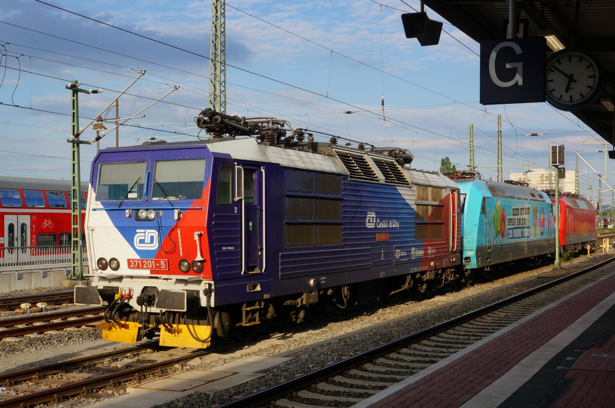 ergänzend zu meinem Foto ID 874370 hier die drei Loks von der anderen Seite: CD 371 201 kann nicht zum Einsatz kommen weil DB 101 201 und 120 103 davor abgestellt wurden (Streik der GDL); Dresden Hbf., 08.05.2015
