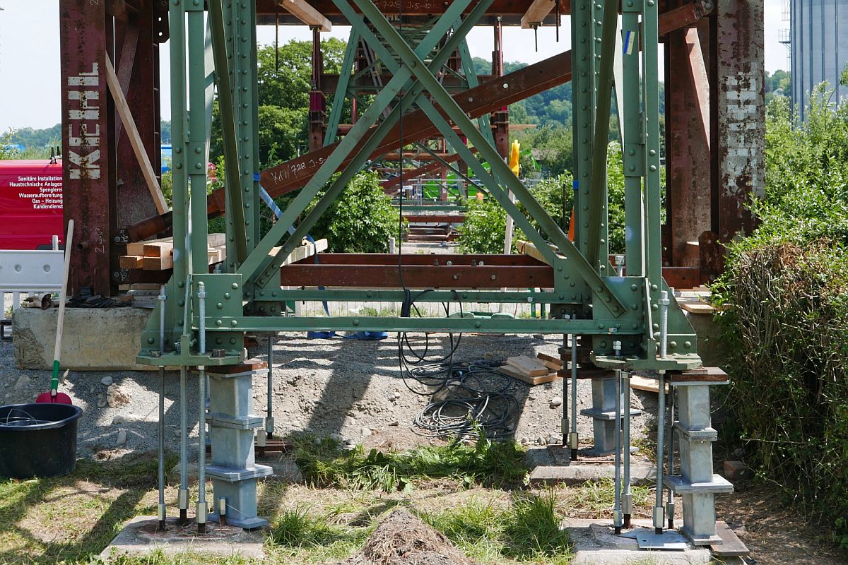 Erh�hung Fu�g�ngersteg in Biberach (Ri�) / (|||) - Detailaufnahme von einer erh�hten St�tze des �ber die Bahnlinie Ulm - Friedrichshafen f�hrenden Steges (01.07.2019).