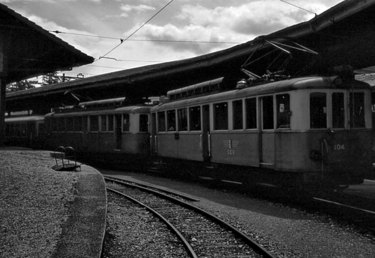 Erinnerung an die alten Chemins de Fer Veveysans (CEV): Am 13.April 1969 steht im leider sehr dunkeln Bahnhof Vevey ein typischer Zug zur Fahrt bereit (Triebwagen 104 und 102, dazu Wagen 212, der ab Blonay von einer Zahnradlok bis auf den Gipfel von Les Pléiades geführt wird). 