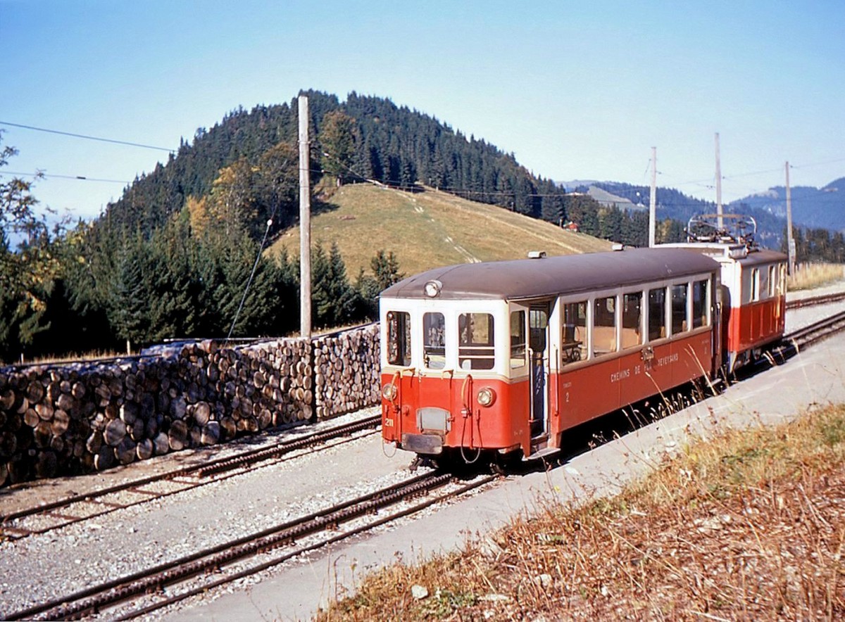 Erinnerung an die alten Chemins de Fer Veveysans (CEV): Lokomotive 3 mit Wagen 211 haben den Gipfel von Les Pléiades erreicht, 10.Oktober 1967. Der Wagen wurde ab Vevey von einem Adhäsionszug bis Blonay mitgenommen und dann der Zahnradlok übergeben. 