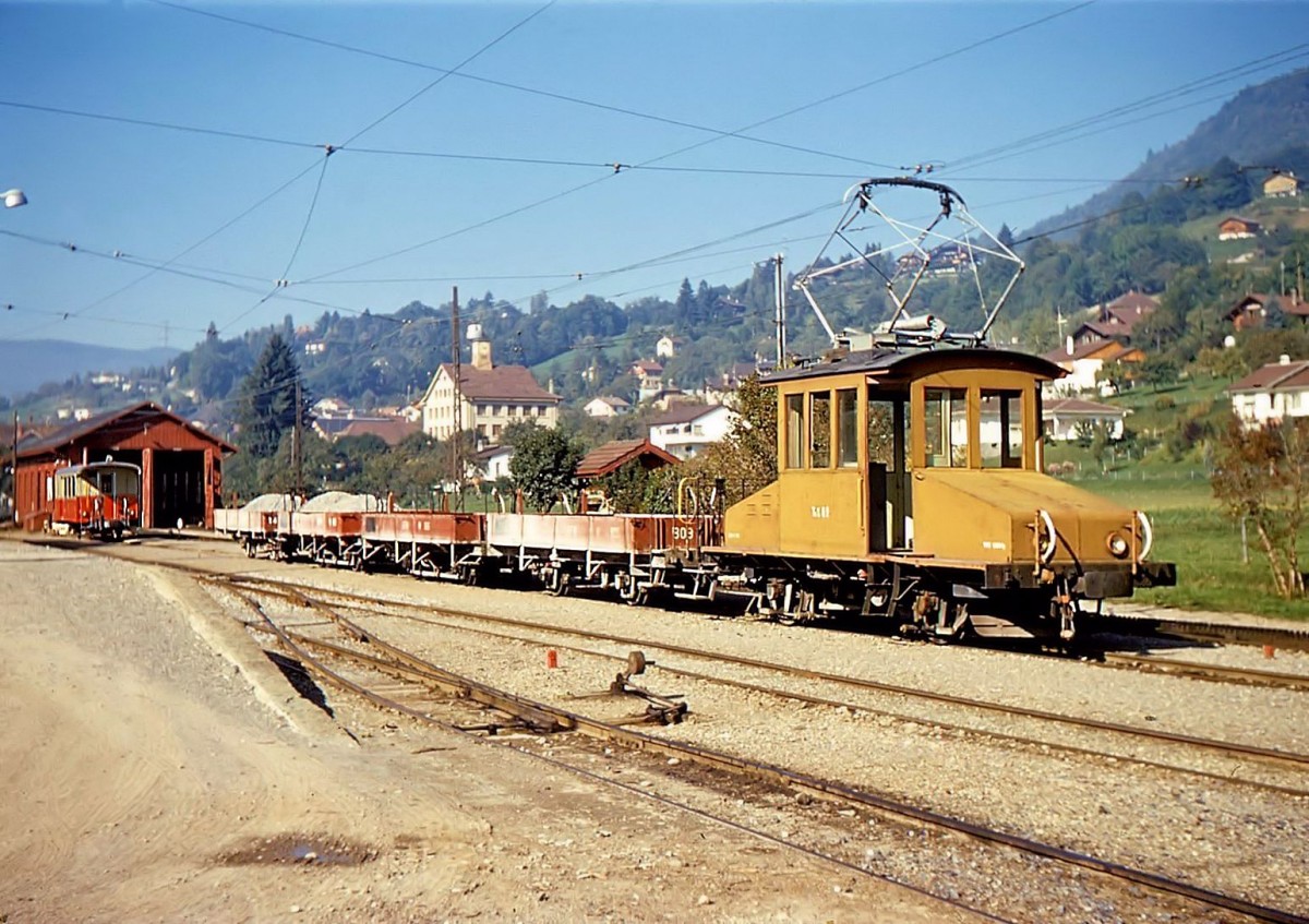 Erinnerung an die alten Chemins de Fer Veveysans (CEV): In Blonay rangiert die kleine Lok 82 mit einem Güterzug, der sowohl Wagen der CEV wie auch der mit ihr damals verbundenen GFM (Freiburger Bahnen) enthält. 10.Oktober 1967. 