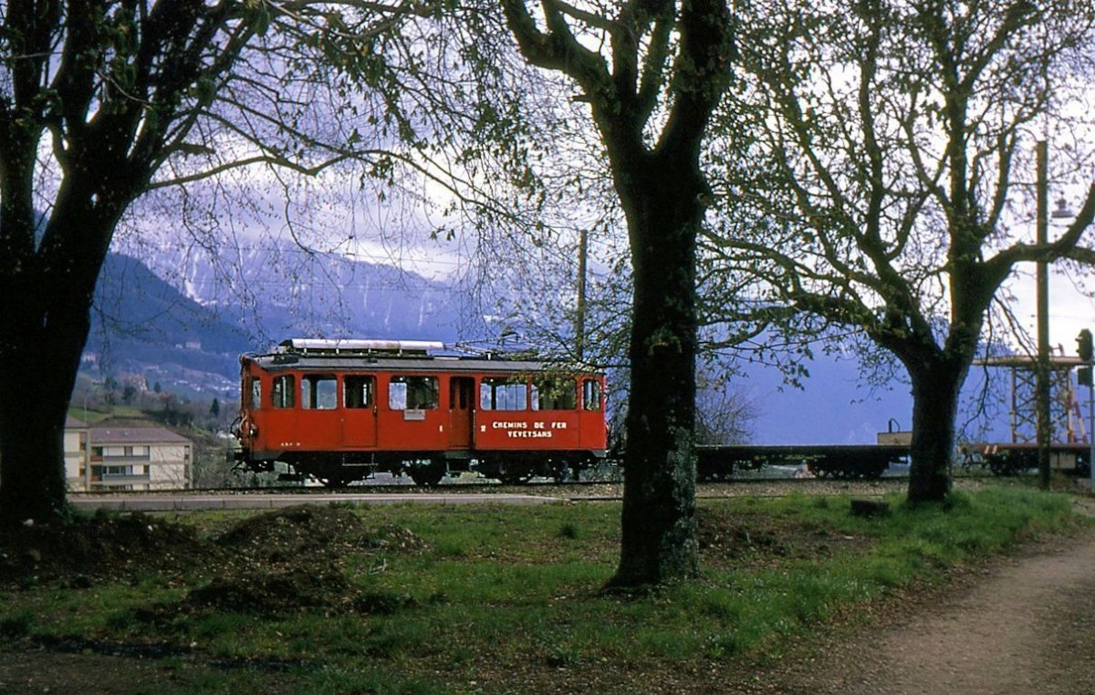 Erinnerung an die alten Chemins de Fer Veveysans (CEV): In St.Légier steht der Dreiachser 11 in den Geleisen, die bis zur Stilllegung 1969 ins Freiburger Land hinauf führten. 13.April 1969. 