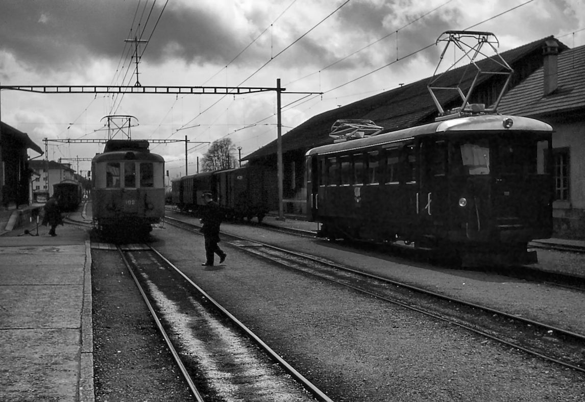 Erinnerung an die alten Chemins de Fer Veveysans (CEV): Wo einst die CEV mit den Freiburger Bahnen (GFM) zusammenkamen - in Châtel-St.Denis ist CEV Triebwagen 102 vom Genfersee unten angekommen, während der GFM-Triebwagen 111 als Anschlusszug wartet. 13.April 1969. 