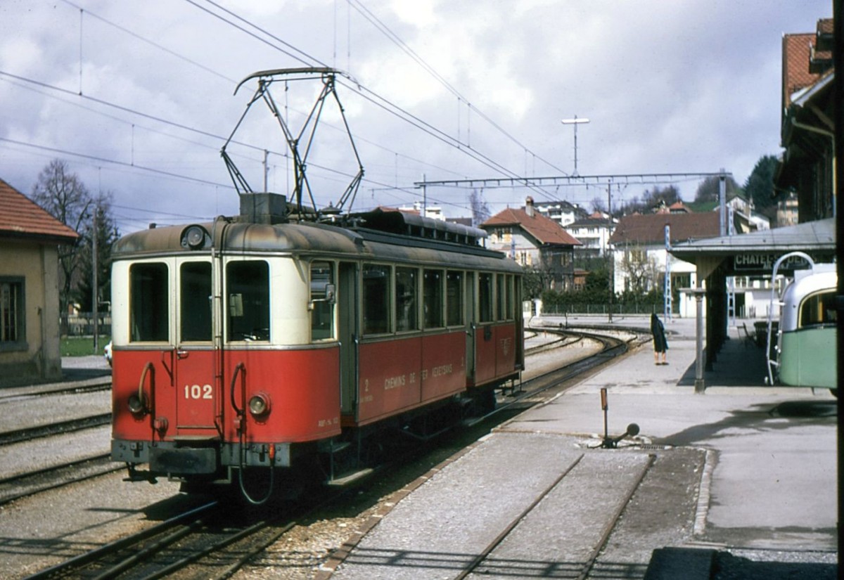 Erinnerung an die alten Chemins de Fer Veveysans (CEV): Triebwagen CEV 102 in Châtel-St.Denis. 13.April 1969.  