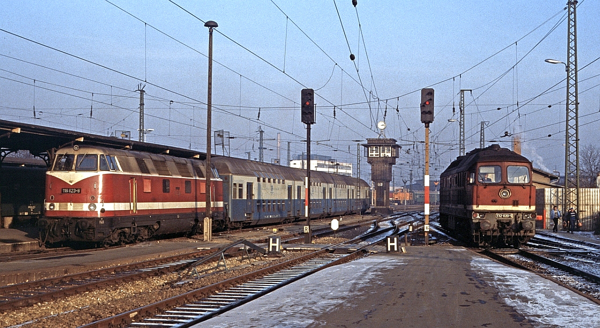 Erinnerung an den alten Erfurter Hbf. Am 13.12.1991 steht 132 020 neben einer ex-Rostocker S-Bahn-Doppelstockgarnitur mit 118 623, die kurz zuvor aus Sangerhausen eingetroffen ist.