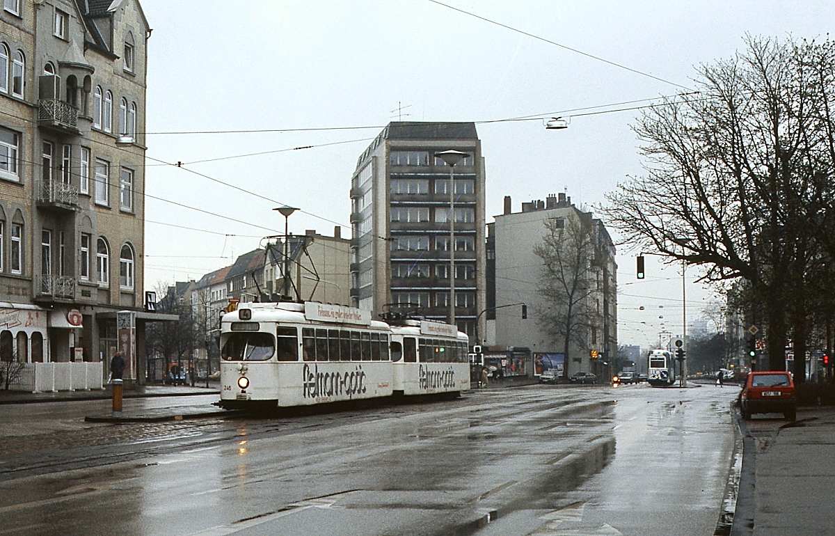Erinnerung an die am 04.05.1985 stillgelegte Kieler Straßenbahn: Ein Großraumwagen-Doppel, vorne Tw 245, ist auf der als letzte verbliebenen Linie 4 am 27.04.1985 auf der Holtenauer Straße in Richtung Wellingdorf unterwegs