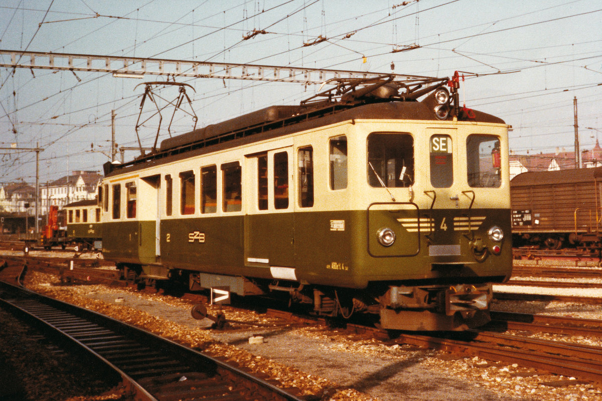 ERINNERUNG AN DIE GRÜNE SOLOTHURN-ZOLLIKOFEN-BERN-BAHN SZB.
ABDe 4/4 4 auf Rangierfahrt vor dem Depot Solothurn im März 1979.
Foto: Walter Ruetsch