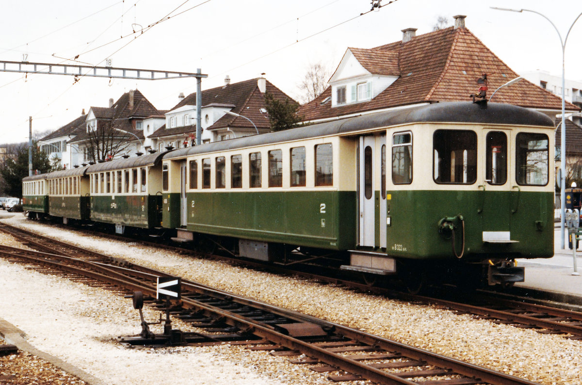 ERINNERUNG AN DIE GRÜNE SOLOTHURN-ZOLLIKOFEN-BERN-BAHN SZB.
Die Verstärkungs- und Reservewagen B 322, B 315, B 317 und AB 301 in Solothurn abgestellt im Februar 1982. Damals wurden mehrmals täglich Verstärkungs- und auch Postwagen ein- und ausgereiht. Die längsten Züge zwischen Solothurn und Bern verkehrten mit bis zu sechs Elementen inklusive zwei Motorwagen. Ein Motorwagen schaffte es mit bis zu vier Wagen. Die B 315 und B 317 stammten von der Brünigbahn. Zwei Postwagen wurden zu Poststeuerwagen umgebaut, was den Rangieraufwand vereinfachte. 
Foto: Walter Ruetsch