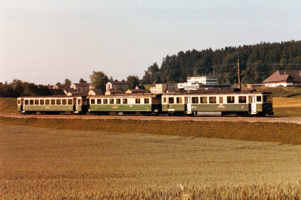 ERINNERUNG AN DIE GRÜNE SOLOTHURN-ZOLLIKOFEN-BERN-BAHN SZB.
BDe 4/4 1 + AB 301 + Bt bei Biberist im Juli 1978.
Foto: Walter Ruetsch 