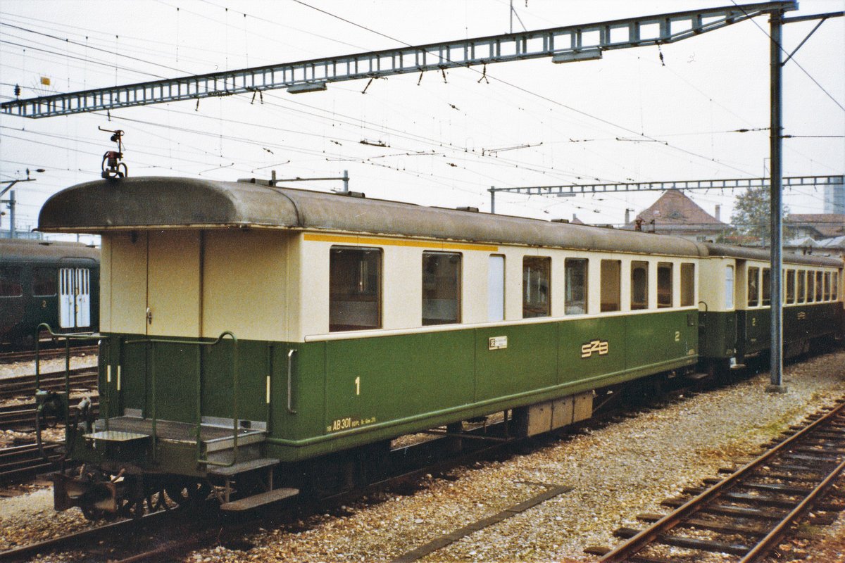 ERINNERUNG AN DIE GRÜNE SOLOTHURN-ZOLLIKOFEN-BERN-BAHN SZB.
Sehr abwechslungsreich waren die Personenwagen.
AB 301 in Solothurn im Februar 1980.
Foto: Walter Ruetsch