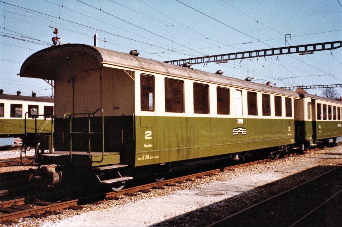 ERINNERUNG AN DIE GRÜNE SOLOTHURN-ZOLLIKOFEN-BERN-BAHN SZB.
Sehr abwechslungsreich waren die Personenwagen.
B 316 in Solothurn im April 1980.
Foto: Walter Ruetsch