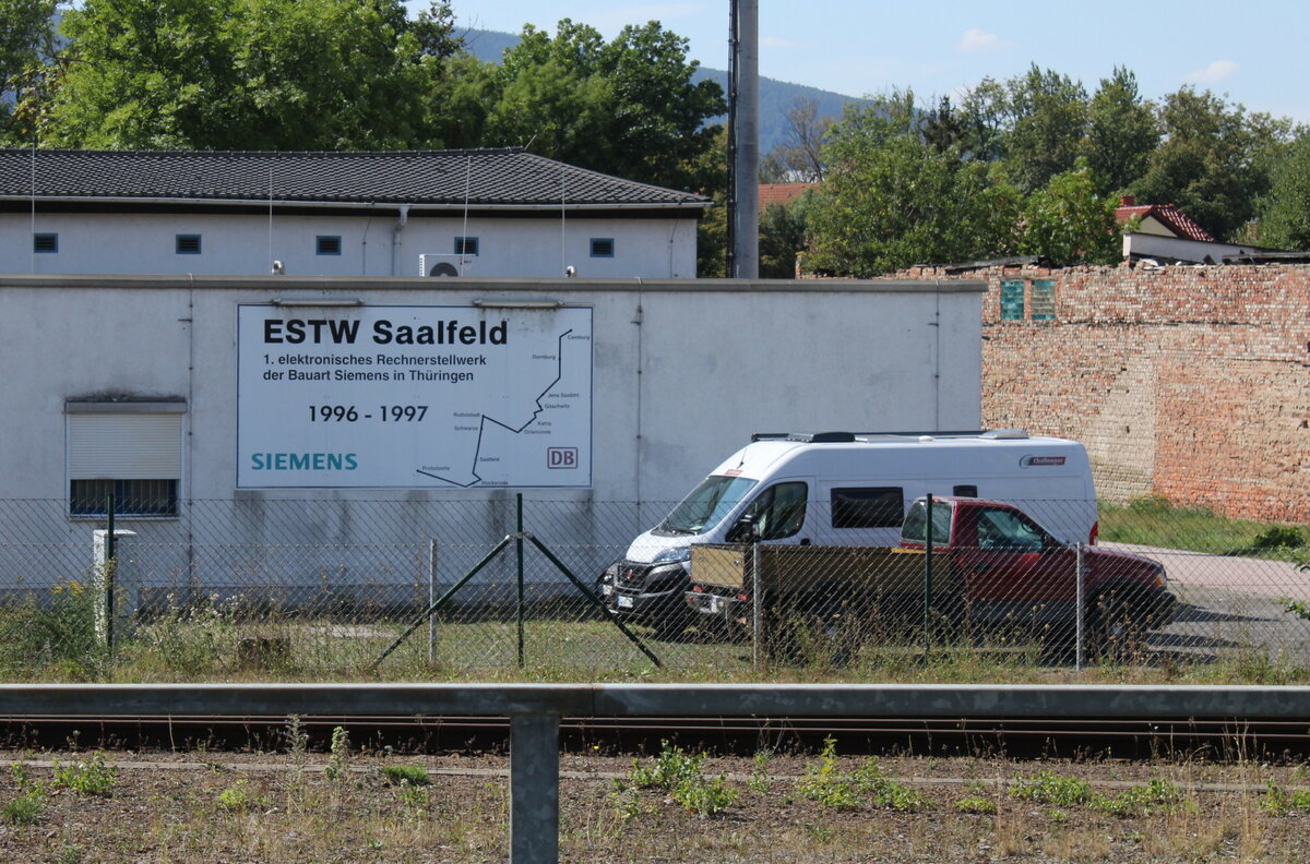 Erinnerung an das ESTW Saalfeld, dass 1. elektronische Rechnerstellwerk der Bauart Siemens in Thüringen. Fotografiert am 24.08.2022 im Bahnhof Saalfeld (S).