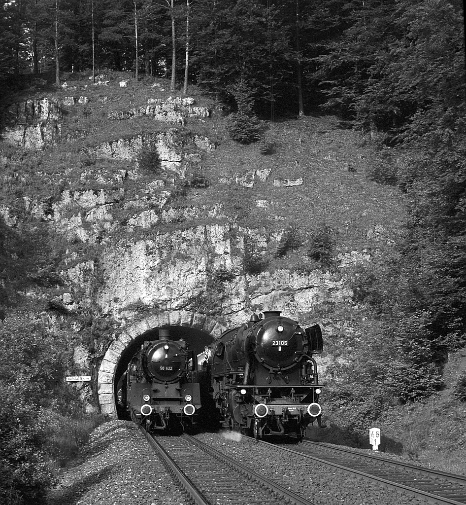 Erinnerung an das groe Bahnjubilum  150 Jahre deutsche Eisenbahn , das 1985 hauptschlich im Groraum Nrnberg gefeiert wurde und bei dem nach langen Jahres Abstinenz wieder Dampfloks auf (zunchst nur ausgesuchten) DB-Strecken zum Einsatz kamen. Erfreulicherweise wurden die Dampfzugfahrten auch nach dem Jubilumsjahr fortgesetzt. Am 16.6.1986 wurde eine Rundfahrt mit mehreren Maschinen und vielen Fotohalten arrangiert. Hier mit 23 105 und 50 622 beim Fotohalt am Hufsttte-Tunnel bei Rupprechtsstegen im Pegnitztal.
