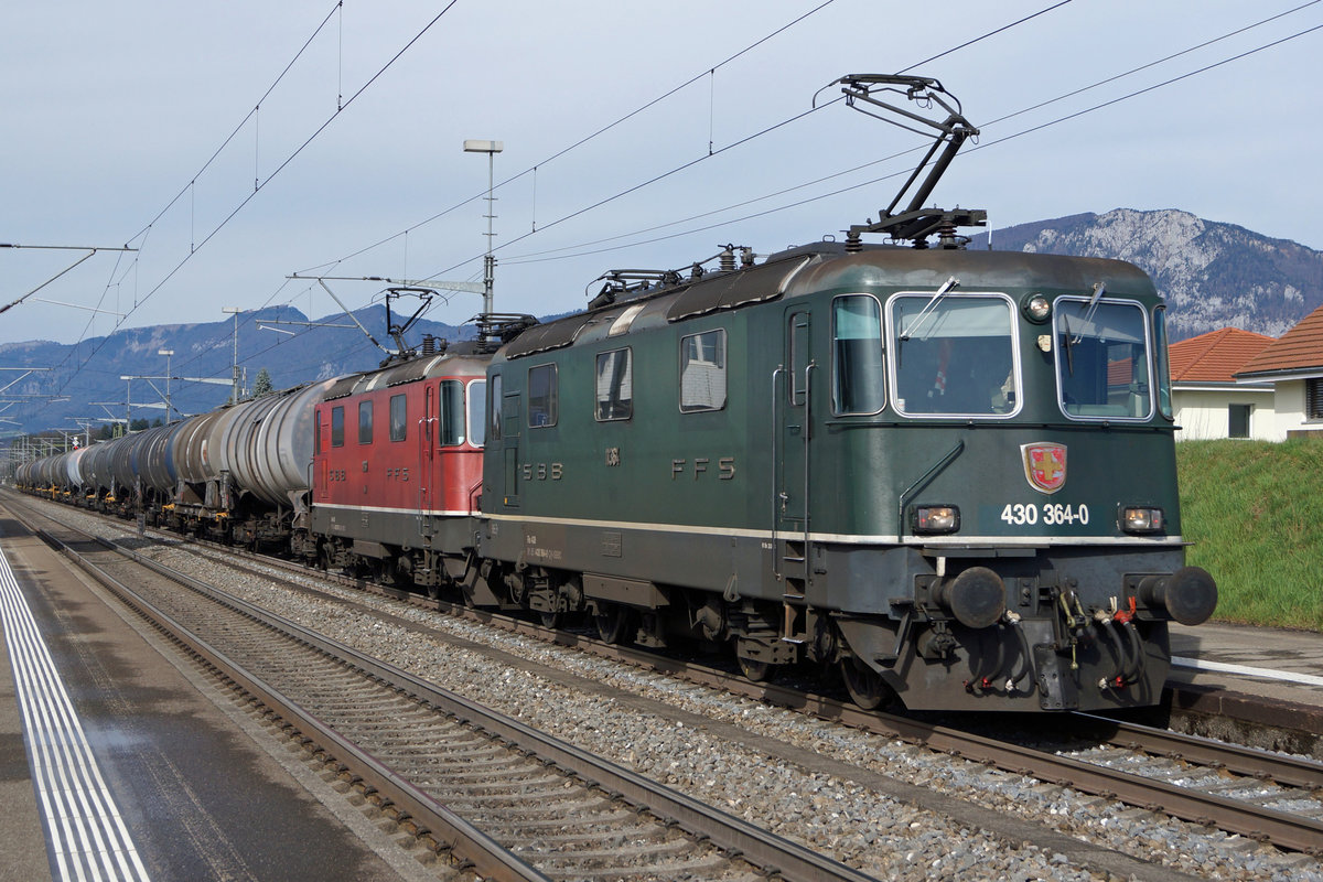 Erinnerung an die grüne SBB Re 430 364-0.
An einem herrlichen Julitag des Jahres 2011 bemühte sie sich noch zusammen mit einer Schwesterlok um einen Kesselwagenzug bei Deitingen.
Foto: Walter Ruetsch 