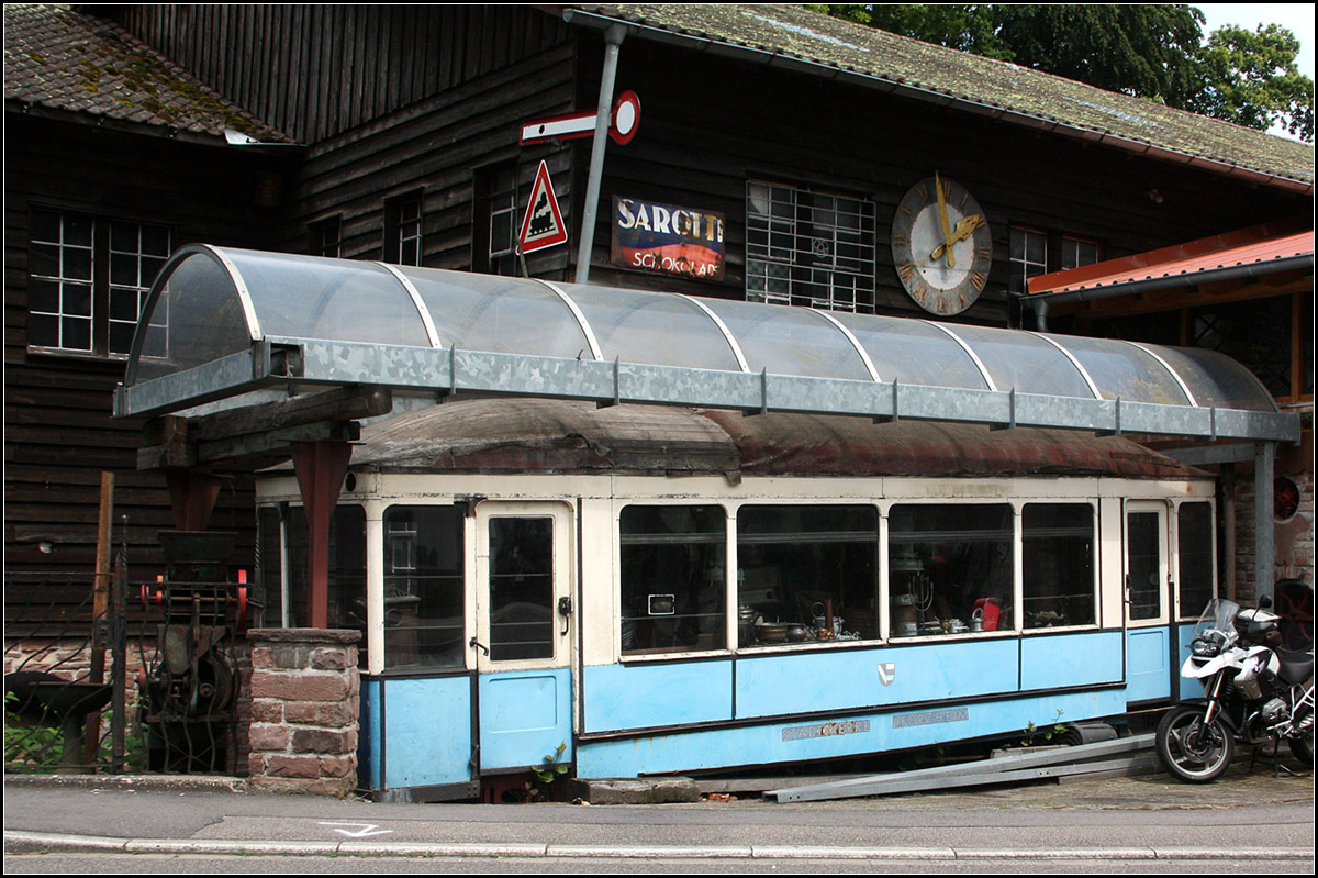 Erinnerung an die Straßenbahn Pforzheim -

Zufällig entdeckt haben wir diese alte Straßenbahn aus Pforzheim im Albtal bei Karlsruhe. Es steht am Fahrzeug-Museum Marxzell. Die Straßenbahn in Pforzheim wurde 1964 eingestellt. Schön wäre es, wenn die Karlsruher Stadtbahn (die auch hier am fast am Museum vorbeifährt) eines Tages wieder durch die Innenstadt von Pforzheim fahren würde.

26.06.2016 (M)