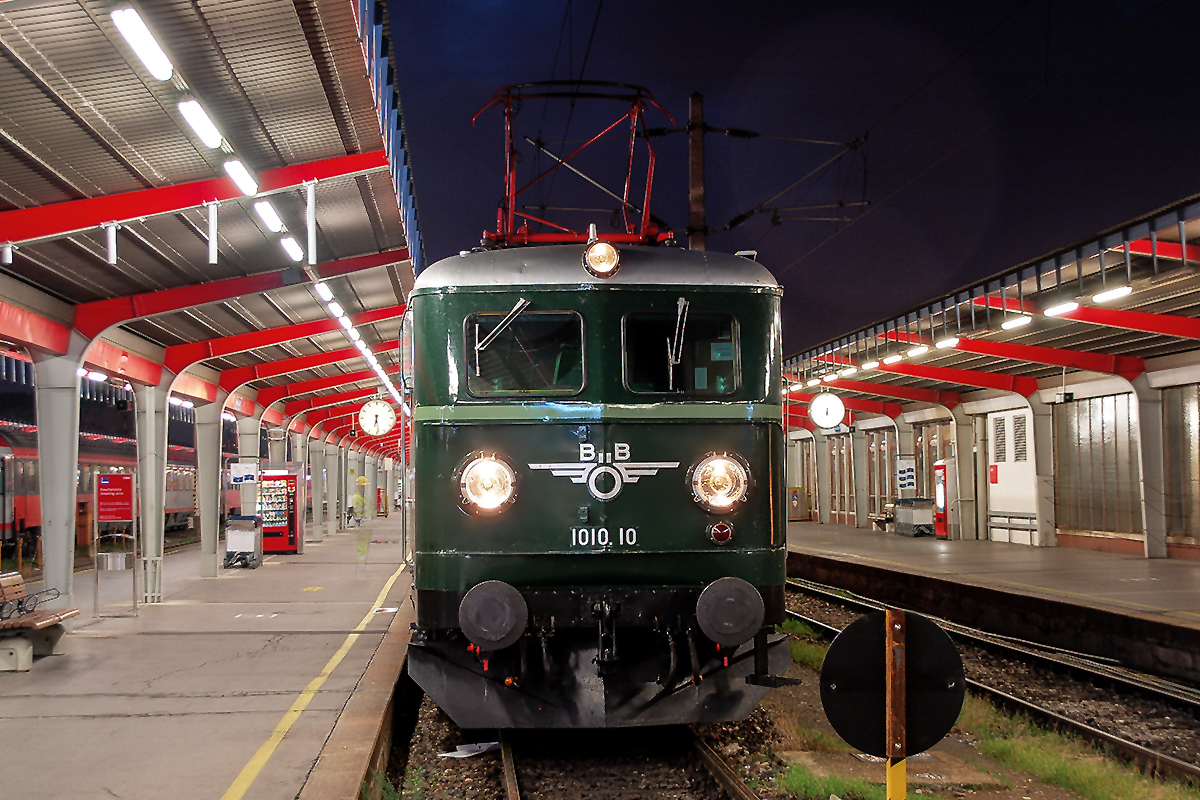 Erinnerung an den Südbahnhof in Wien: 1010.10 hat soeben einen Sonderzug nach Wien gebracht. Das Foto entstand am 26.10.2007.