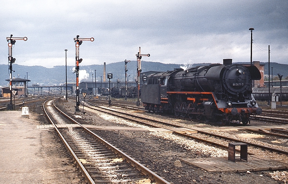 Erinnerungen an die Dampflokhochburg Saalfeld: 44 0413-3 im Oktober 1978 im Bahnhof Saalfeld. Die Lok wurde 1942 als 44 987 ÜK von der DRG übernommen und 1970 computergerecht in 44 2987-4 umgezeichnet. Nach einem Rahmentausch mit der 44 0413 im Zuge einer L6 Untersuchung im RAW Meiningen erhielt sie am 12.03.1974 in Zweitbesetzung die Nr. 44 0413-4, am 30.12.1981 wurde sie abgestellt und knapp drei Jahre später in Meiningen verschrottet.