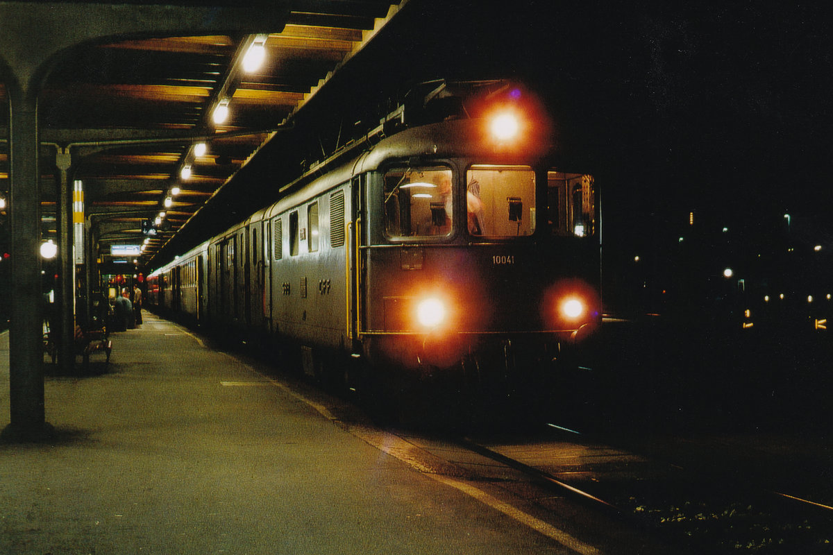 ERINNERUNGEN AN DIE SBB-STRECKE SOLOTHURN - BÜREN AN DER AARE
VON WALTER RUETSCH

Von der 1876 eröffneten Bahnstrecke Solothurn – Lyss ist der Abschnitt zwischen Solothurn und Büren seit 1994 ausser Betrieb. Ersetzt wurde er durch die Buslinie 8. Zurzeit sind nur noch Anschlussfahrten für den Güterverkehr ab Solothurn Hauptbahnhof bis Rüti bei Büren mit Diesellokomotiven möglich. Das bei Bedarf an Werktagen verkehrende Güterzugspaar befördert die Wagen mit einer Am 4/4 zwischen Solothurn und Arch. Die Rangierfahrten zwischen Arch und Rüti bei Büren werden mit der firmeneigenen Rangierlok durchgeführt.

Die Fahrleitungen wurden bereits kurz nach der Betriebseinstellung entfernt.

Auch die Dampffahrten des Dampfbahnvereins Bern mussten schon vor Jahren eingestellt werden, weil eine Unterführung in Büren in einem schlechten Zustand ist.

Für den Bahnfotografen aus dieser Region eine sehr traurige Aufnahme vom letzten Zug Solothurn HB - Lyss mit der Re 4/4 I 10041. Das Bild entstand kurz vor der Abfahrt im April 1994. Während der langsamen Ausfahrt in Solothurn verabschiedete sich der Lokomotivführer um Mitternacht mit zwei lautstarken  Pfiffen  von den zahlreich erschienen Bahnfans. Dabei erlebte ich als Freund der Eisenbahn ein unbeschreibliches Gefühl.  
