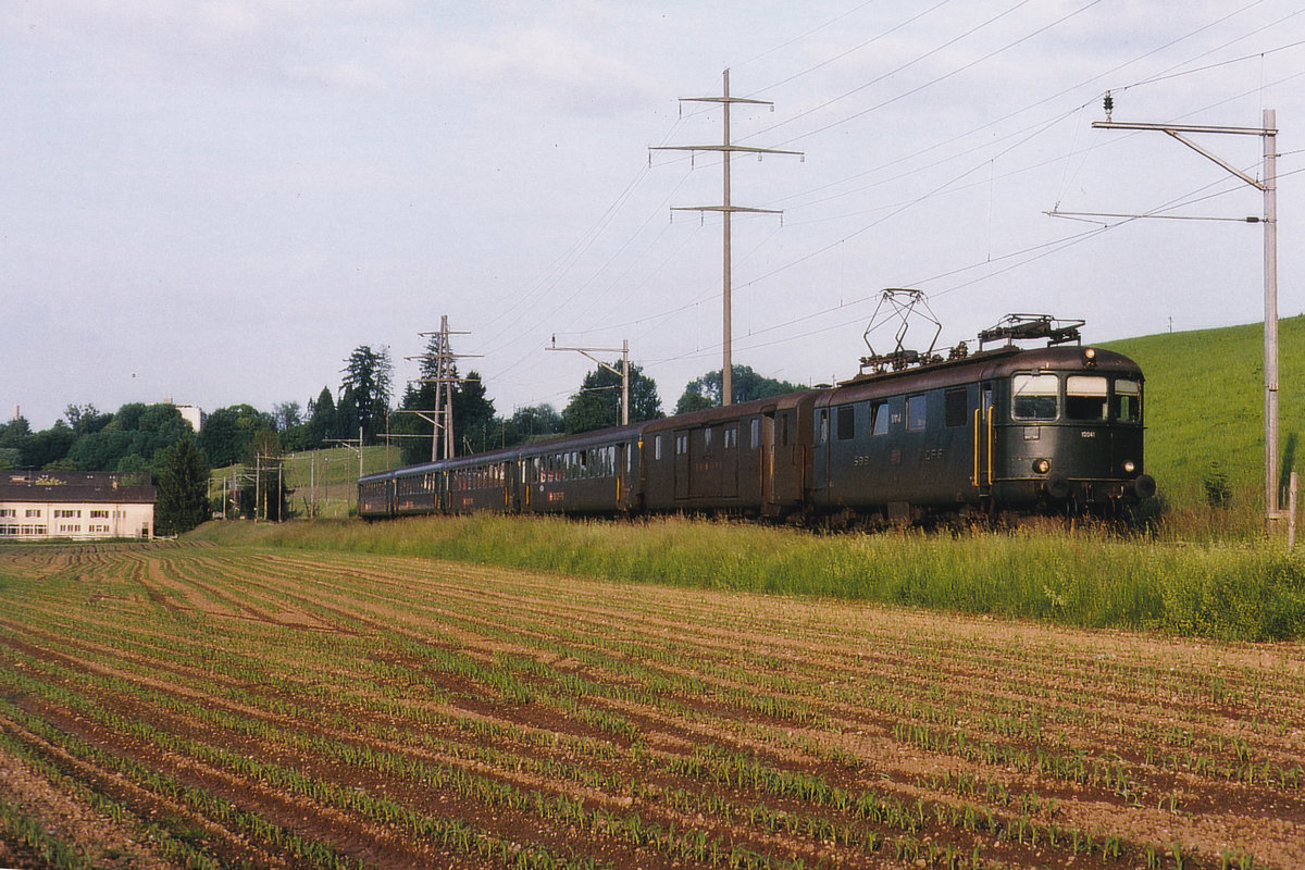 ERINNERUNGEN AN DIE SBB-STRECKE SOLOTHURN - BÜREN AN DER AARE
VON WALTER RUETSCH

Von der 1876 eröffneten Bahnstrecke Solothurn – Lyss ist der Abschnitt zwischen Solothurn und Büren seit 1994 ausser Betrieb. Ersetzt wurde er durch die Buslinie 8. Zurzeit sind nur noch Anschlussfahrten für den Güterverkehr ab Solothurn Hauptbahnhof bis Rüti bei Büren mit Diesellokomotiven möglich. Das bei Bedarf an Werktagen verkehrende Güterzugspaar befördert die Wagen mit einer Am 4/4 zwischen Solothurn und Arch. Die Rangierfahrten zwischen Arch und Rüti bei Büren werden mit der firmeneigenen Rangierlok durchgeführt.

Die Fahrleitungen wurden bereits kurz nach der Betriebseinstellung entfernt.

Auch die Dampffahrten des Dampfbahnvereins Bern mussten schon vor Jahren eingestellt werden, weil eine Unterführung in Büren in einem schlechten Zustand ist.

Der typische Regionalzug mit einer Re 4/4 I bei Solothurn im März 1994 wie er während den letzten Betriebsjahren noch beobachtet werden konnte. Mit etwas Fotografenglück erwischte man ab und zu sogar noch eine stilreine grüne, verstärkte SBB Zugskomposition.
