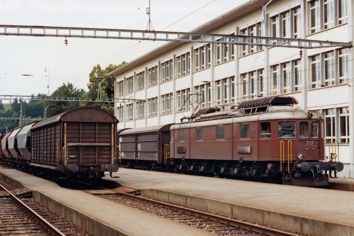 Erinnerungen an den Güterverkehr auf der SENSETALBAHN/STB.
Während Jahrzehnten wurden die Güterzüge für die Abfuhr in Neuenegg zusammenstellt. Güterwagen ab Laupen wurden bis Neuenegg Personenzügen mitgegeben. 
Bis 1986 wurden die Wagen von der SBB abgeholt. Ab 1987 hat die BLS diese Leistung übernommen.
Im August 1987 wurde die BLS Ae 6/8 207 in Neuenegg mit dem alltäglichen Güterzug verewigt.
Foto: Walter Ruetsch