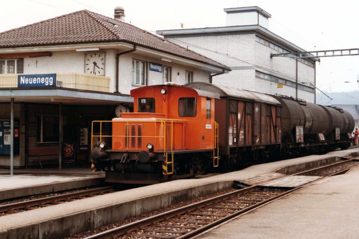 Erinnerungen an den Güterverkehr auf der SENSETALBAHN/STB.
Während Jahrzehnten wurden die Güterzüge für die Abfuhr in Neuenegg zusammenstellt. Güterwagen ab Laupen wurden bis Neuenegg Personenzügen mitgegeben. 
Bis 1986 wurden die Wagen von der SBB abgeholt. Ab 1987 hat die BLS diese Leistung übernommen.
Der Tm 2/2 ohne Nummer der Firma WANDER auf Rangierfahrt in Neuenegg im Mai 1986.
Foto: Walter Ruetsch
