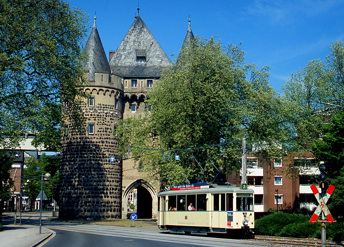 Erinnerungen an die Neusser Straßenbahn: Zwar wurde der dortige Straßenbahnbetrieb  schon am 07.08.1971 stillgelegt, doch noch heute gibt es mit den Linien U 75 und 709 der Düsseldorfer Rheinbahn schienengebundenen Verkehr in Neuss. Erhalten blieb auch der Aufbautriebwagen 17, der in den Originalzustand zurückversetzt gelegentlich bei Sonderfahrten eingesetzt wird, hier passiert er am 25.04.2009 das Neusser Obertor.