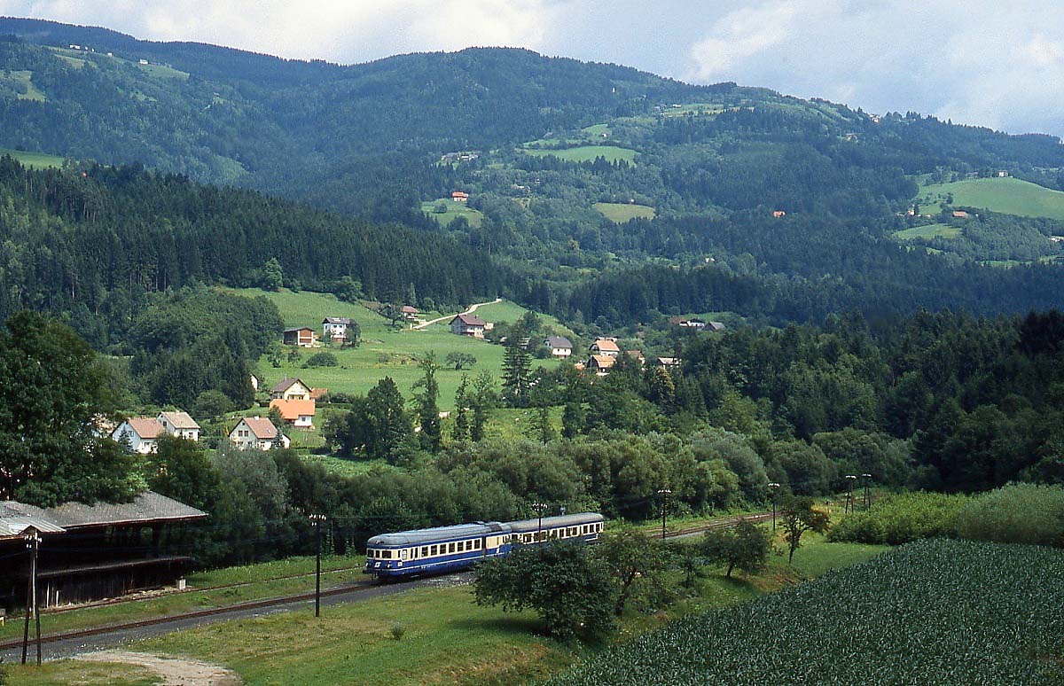 Erinnerungen an die Strecke St. Paul - Lavamünd: Seit Oktober 1879 verkehrten hier Züge, jetzt wurde die Strecke, die einstmals Bestandteil der Verbindung von Zeltweg nach Cilli war, abgebaut. Im Juli 1991 fährt der 5146 207-5 in Ettendorf ein.
