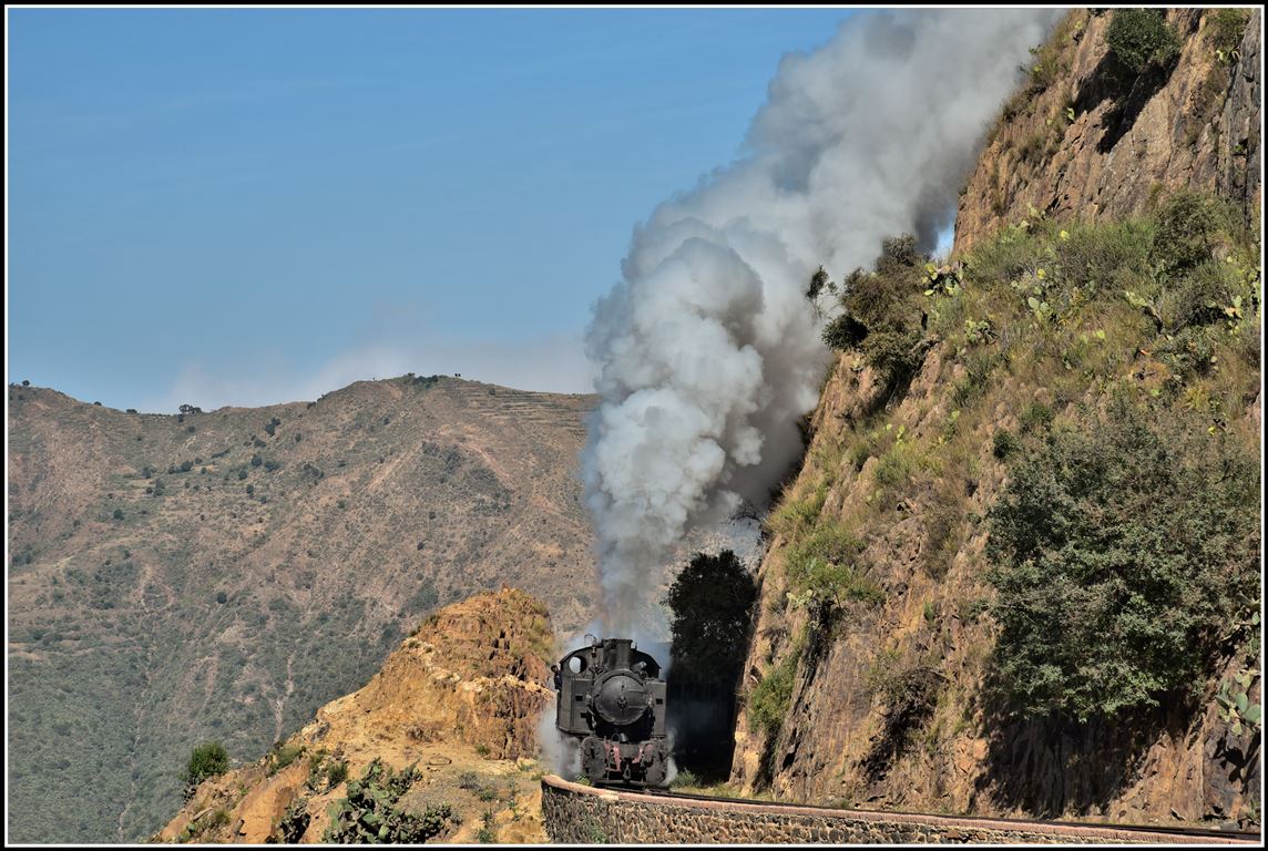 Eritrea Railways steamtrain special mit 442.56 und 442.55 am Devils gate oberhalb Shegerini. (18.01.2019)