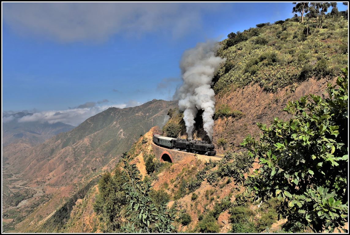 Eritrea Railways steamtrain special mit 442.56 und 442.55 am Devils gate oberhalb Shegerini. (18.01.2019)