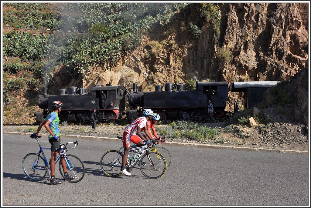 Eritrea verfügt über ein ausgezeichnetes Radteam, das beim Anblick dieser alten Technik gerne mal eine Pause einlegt. (10.12.2014)