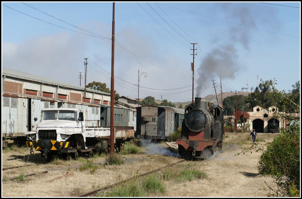 Eritrean Railway mit Bahndienstfahrzeug Ural 01 und Rangierlok 202.008 auf dem Bahnhofsgelände von Asmara. (19.01.2019)