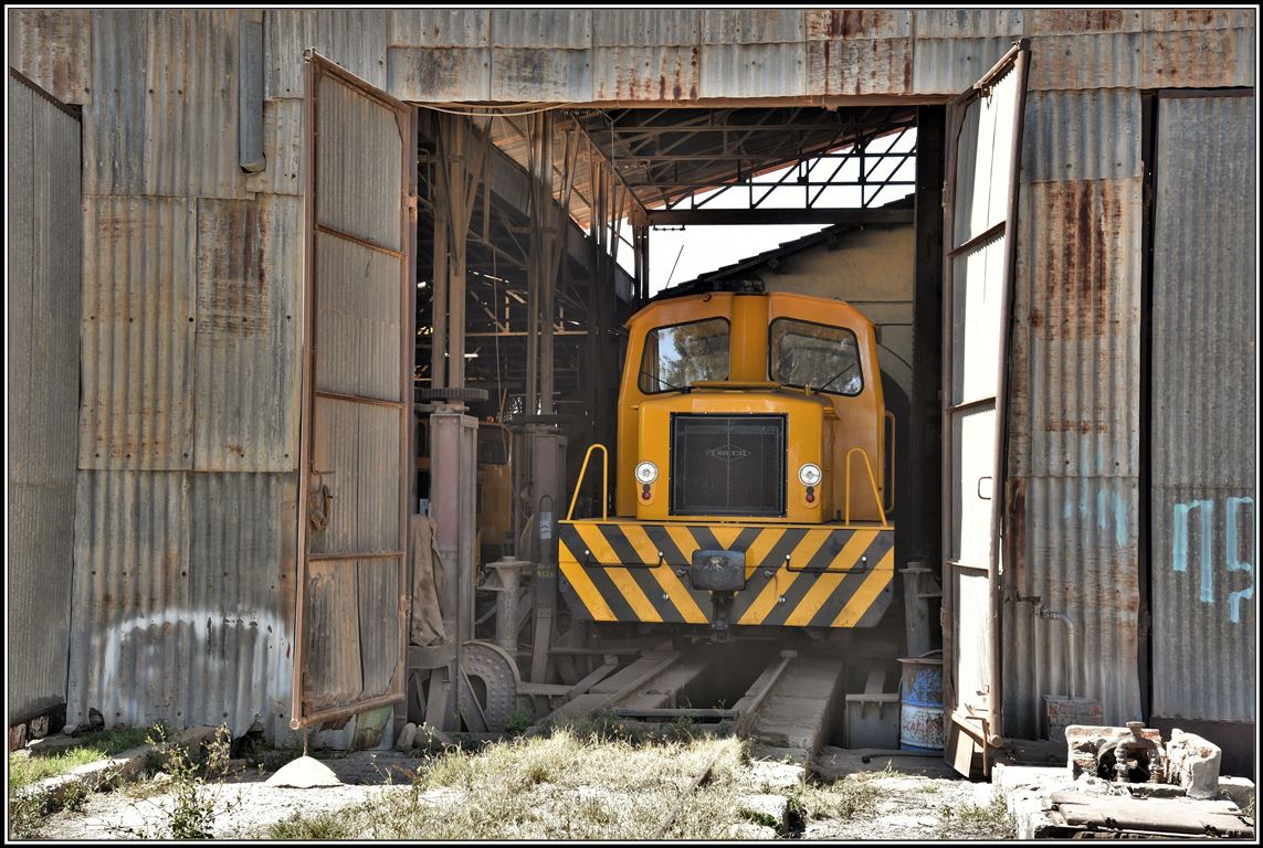 Eritrean Railways. Aus Italien wurden etliche dieser revidierten Dieselloks angeliefert, die jetzt den Platz im Dieseldepot versperren. Einsatzzeitpunkt und Ort sind unbekannt. (18.01.2019)