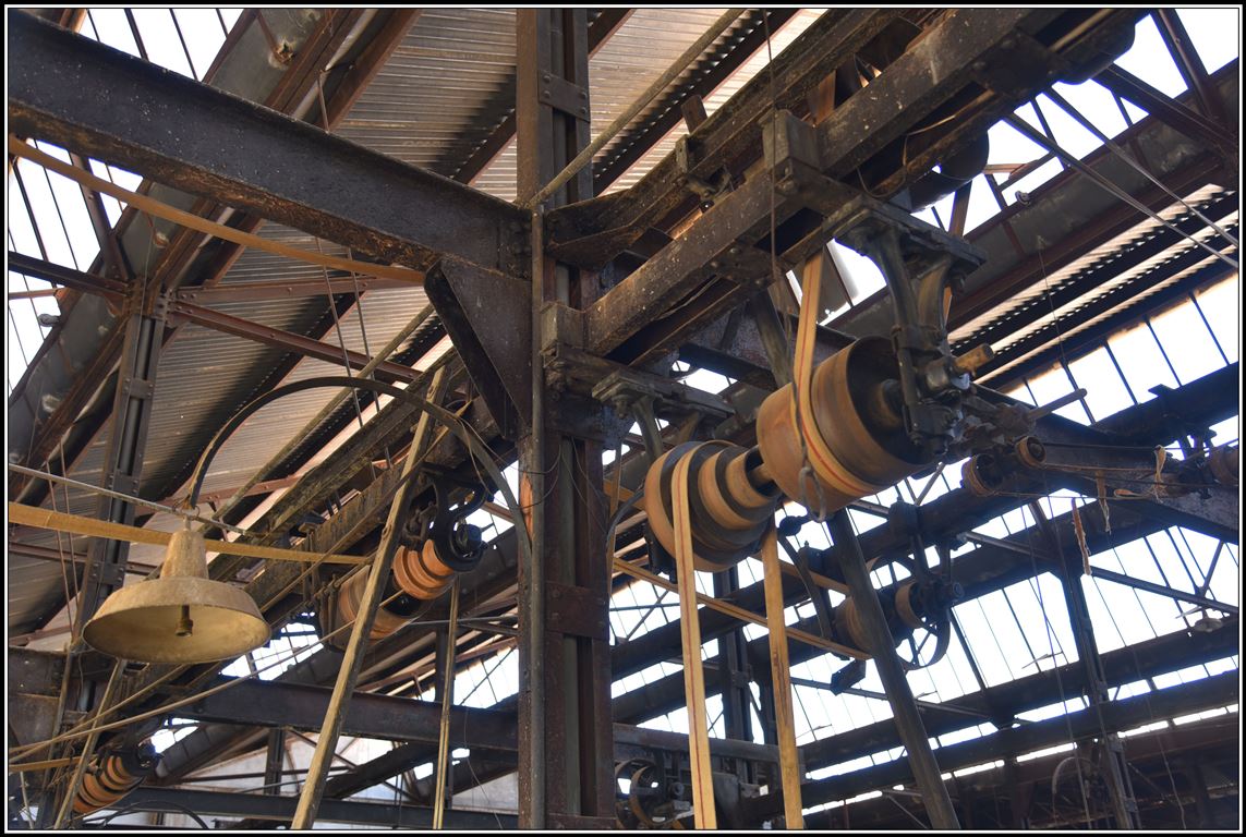 Eritrean Railways Bahnbetriebswerk Asmara. Ein Blick hinter die Kulissen der Werkstatthallen, die mit allen nötigen Werkzeugen ausgerüstet sind, um Eisenbahnfahrzeuge in Schuss zu halten. Die Technik mit den Transmissionsriemen wirkt allerdings sehr museal, ist aber funktionstüchtig. (18.01.2019)